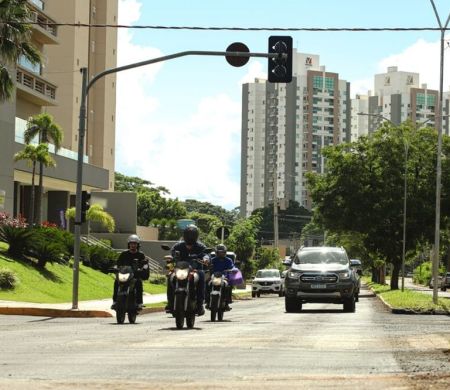 Prefeitura libera tráfego na Av. Rachid Neder após enxurrada danificar asfalto