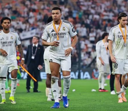 Após derrota, Mbappé pede que time deixe o campo em festa do Barcelona