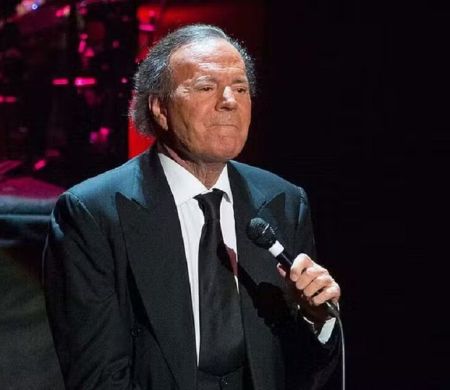 Julio Iglesias é acusdo de assédio sexual e abuso de poder por ex-funcionárias