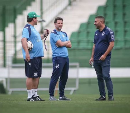 Após duas derrotas, Guarani demite técnico e Elano assume interinamente