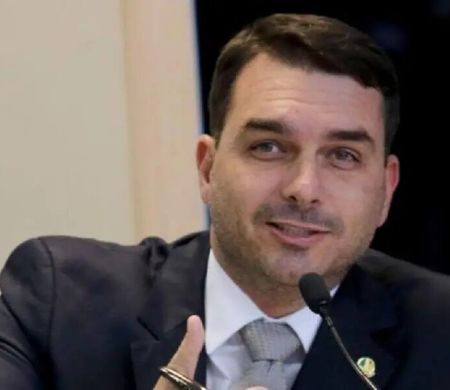 Pesquisa indica vitória de Flávio Bolsonaro em 2º turno contra Lula