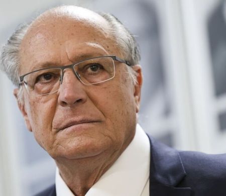 A aliados, Alckmin diz que fica na vice de Lula ou vai 