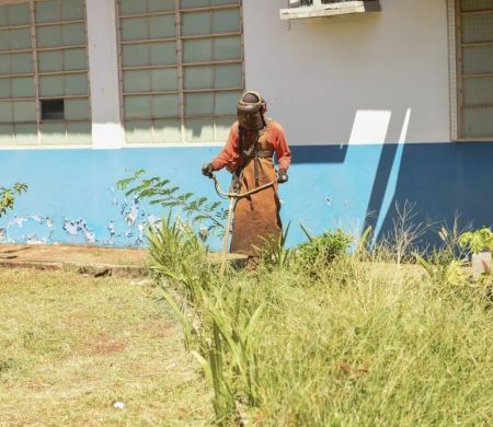 Prefeitura manda roçar matagais das escolas para receber os alunos