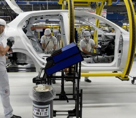 Pressionada por juros altos, indústria fecha 2025 com alta de 0,6%