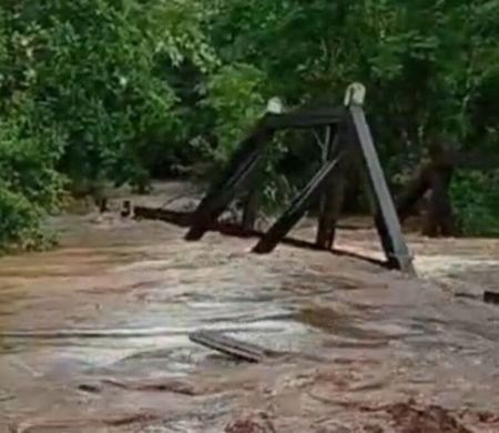 Enxurrada destrói ponte após rio transbordar em Corguinho