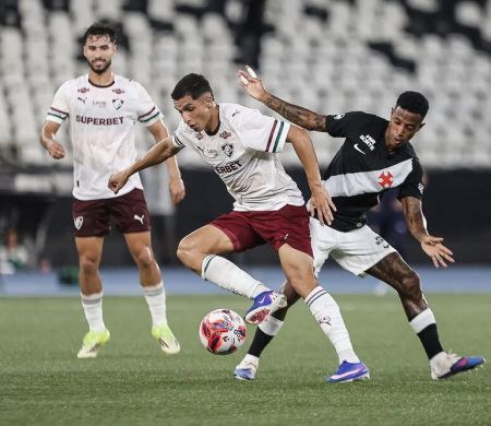 Com um a menos, Fluminense vence o Vasco e sai na frente na semifinal