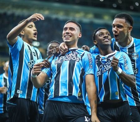 Grêmio vence Atlético-MG e sobe na tabela do Brasileirão