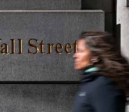 Petróleo dispara após ataques dos EUA e Israel ao Irã