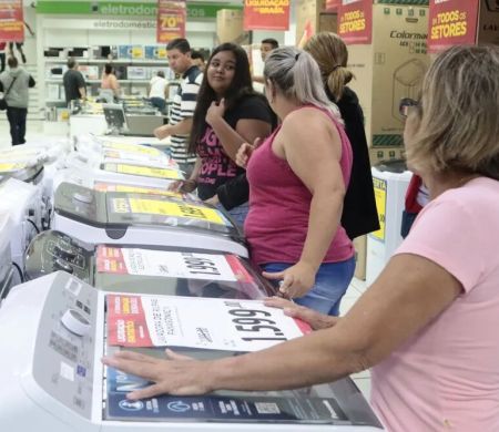 Consumo das famílias fica estável no 4º trimestre de 2025, diz IBGE