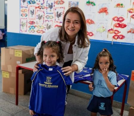 Com atraso, prefeitura entrega kits para 100 mil estudantes