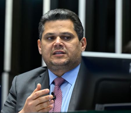 Alcolumbre impõe derrota ao governo e mantém quebra de sigilo de Lulinha