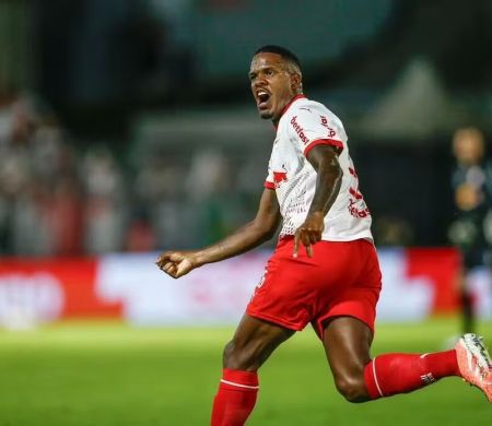 Por fala machista, zagueiro do Bragantino é suspenso por 12 jogos