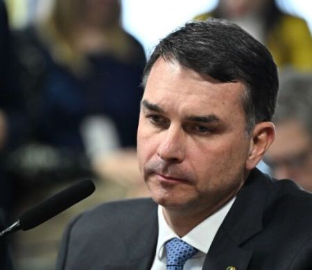 Flávio registra B.O. após ameaça de atentado como o do pai