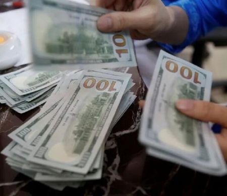 Dólar abre em alta com mercado de olho em preço do petróleo