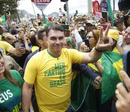 Flávio Bolsonaro muda estratégia e confirma debate da Band no domingo