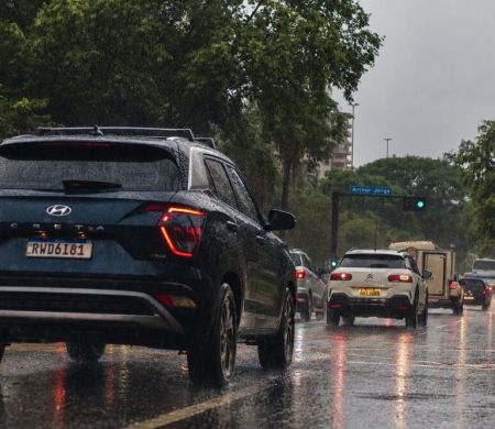 Capital tem alerta de temporal com risco de alagamentos e árvores caídas