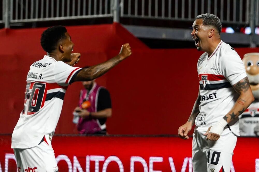 Jogadores do São Paulo comemoram gol. (Foto: Reprodução)