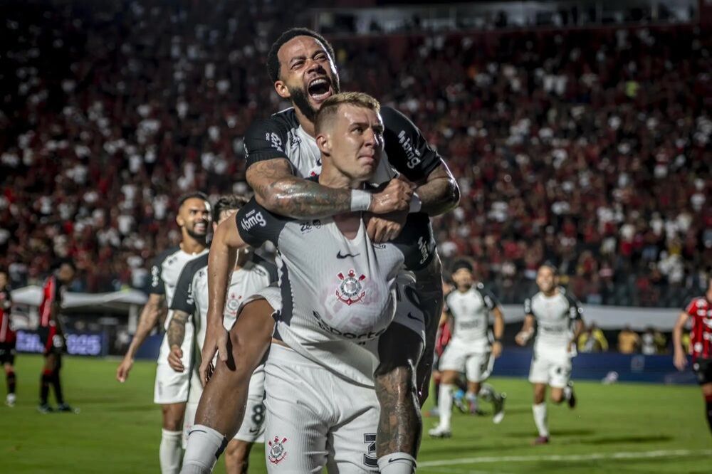 Jogadores do Timão comemoram gol. (Foto: Reprodução)