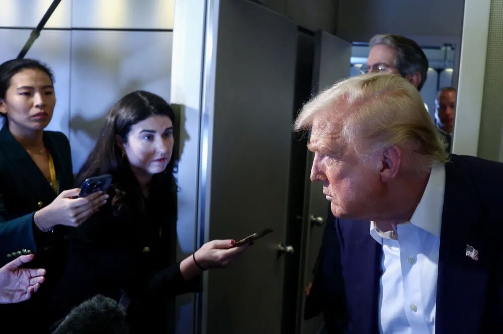 Presidente dos EUA, Donald Trump, fala com jornalistas a bordo do avião presidencial a caminho do Japão (Foto: Evelyn Hockstein/Reuters)