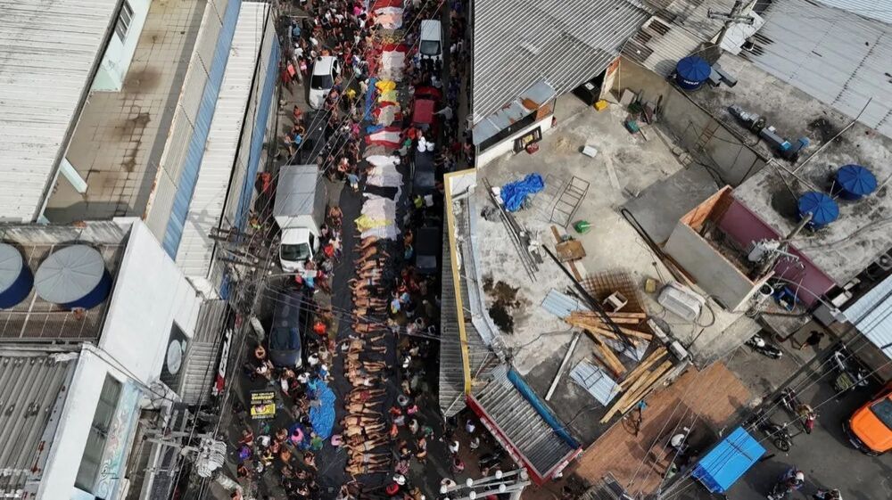 Corpos enfileirados em rua do Rio de Janeiro após operação policial mais letal da história da cidade (Foto: Ricardo Moraes/Reuters)