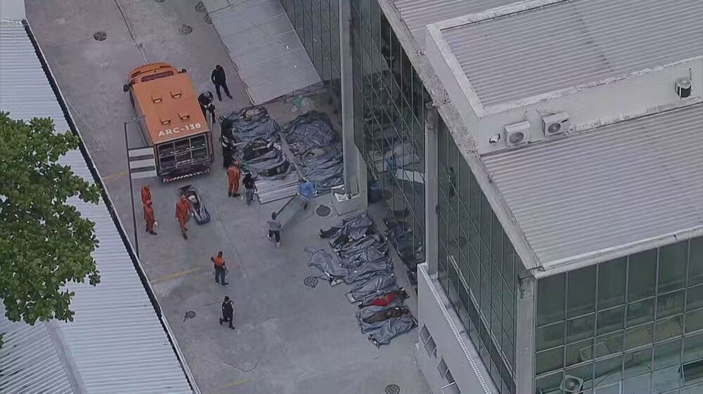 Corpos de suspeitos mortos em operação no Rio são levados ao IML (Foto: Reprodução/TV Globo)