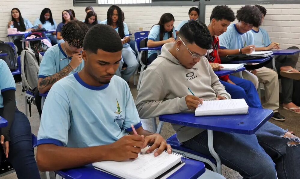 Alunos do ensino médio acompanha aula (Foto: Antônio Cruz/ABr)