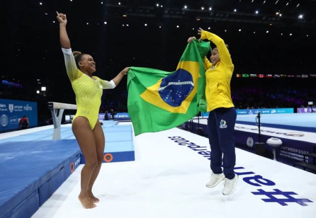 Rebeca Andrade é prata no individual geral do Mundial de ginástica; Simone  Biles conquista hexa
